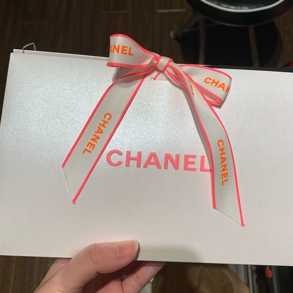 Special edition chanel gift package with greeting card - Picture 2 of 6